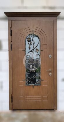 стальная дверь с кованой решеткой и тройным стеклопакетом